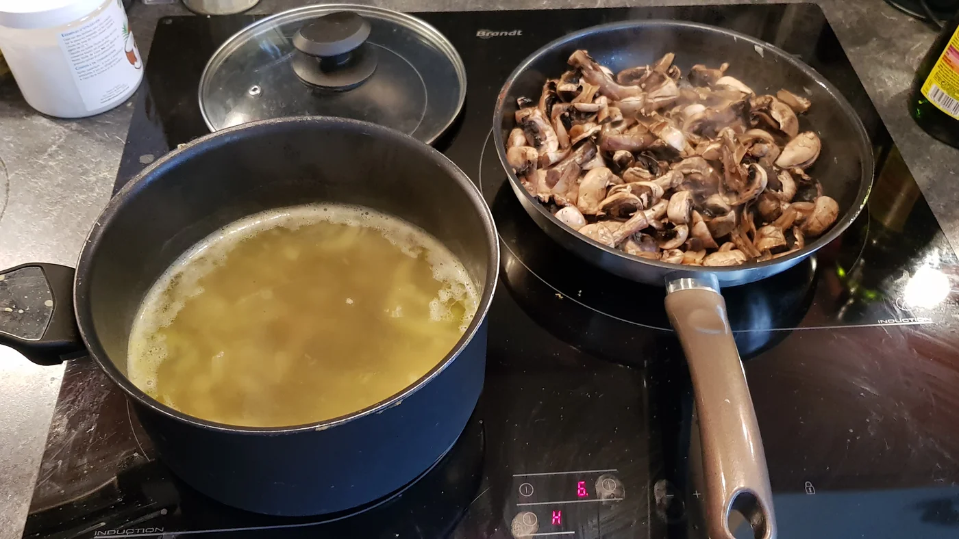 Bouillon et champignons en cuisson